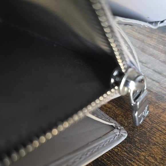 LV Epi Sarah Wallet - Picture 13 of 15